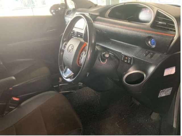 SIENTA HYBRID G CUERO5